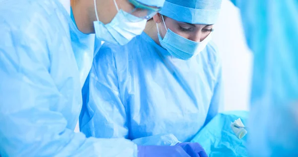 Giovane squadra di chirurgia in sala operatoria — Foto Stock