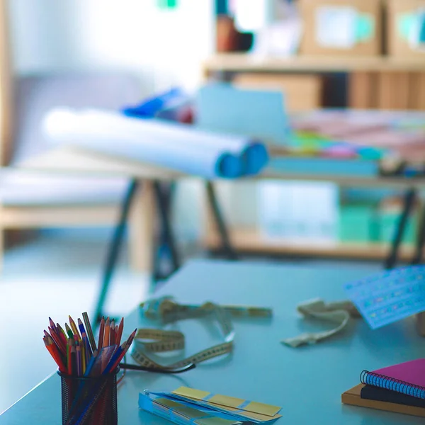 Local de trabalho de designer com manequins de costura, no escritório — Fotografia de Stock