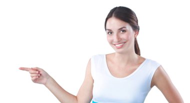 yukarı dönük, gülümseyen genç bir kadın portresi