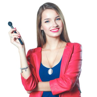 Genç güzel kadın elinde makyaj için fırça tutar