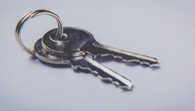 Kapı anahtarları beyaz arkaplanda izole edildi