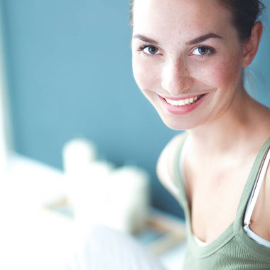 katta oturan çekici beyaz kız