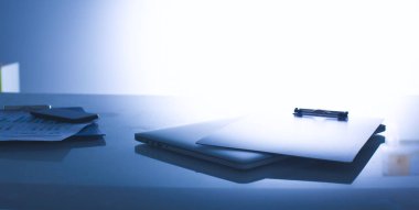 dizüstü bilgisayar ve diğer iş araçları