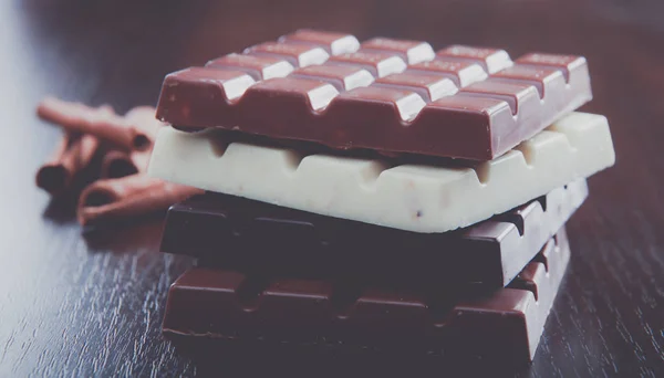Mischung aus Schokoladenstücken auf dem Tisch, Nahaufnahme — Stockfoto