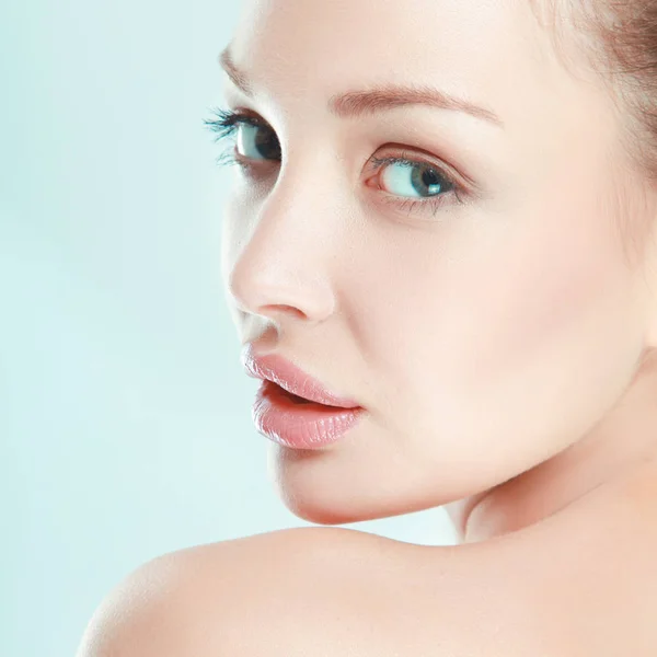 Retrato de mujer hermosa, aislado sobre fondo blanco — Foto de Stock