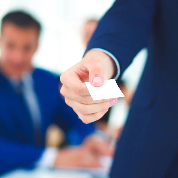 Primer plano de un hombre de negocios de pie con tarjeta —  Fotos de Stock