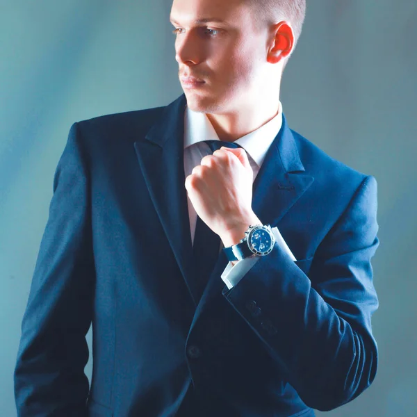 Retrato de un joven ejecutivo en traje de negocios —  Fotos de Stock