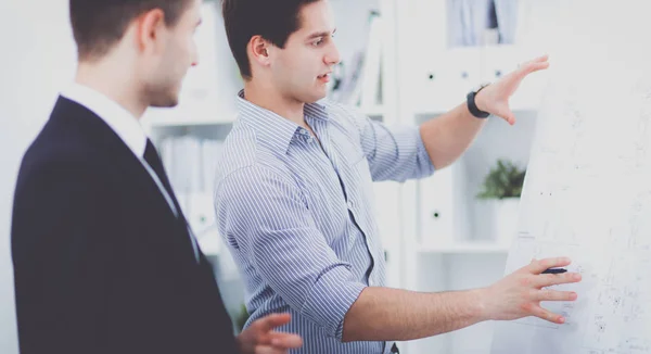 Zakenmensen zitten en discussiëren op zakelijke bijeenkomst, in functie — Stockfoto