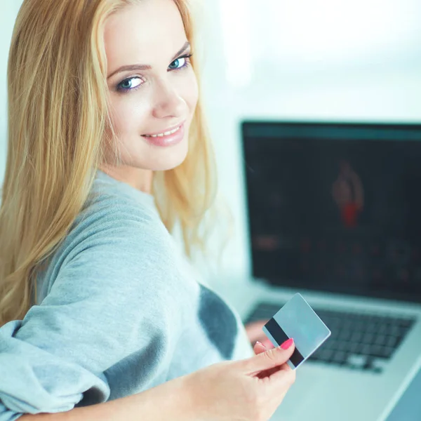 Mujer de compras en línea con tarjeta de crédito y computadora — Foto de Stock