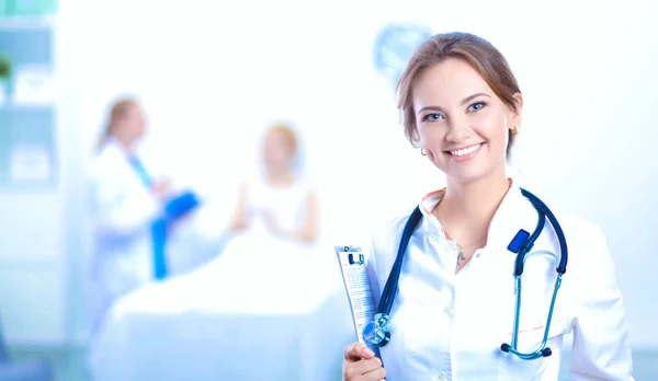 Vrouwelijke dokter in het ziekenhuis — Stockfoto