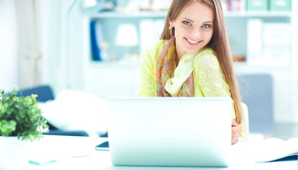 Femme avec des documents assis sur le bureau — Photo