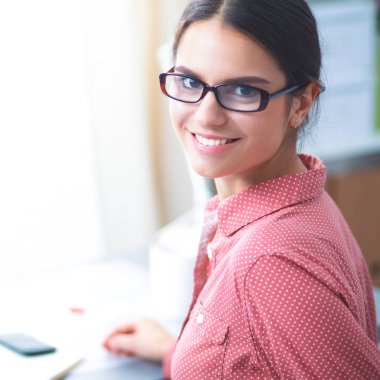 Stüdyoda çalışan genç moda tasarımcısı.