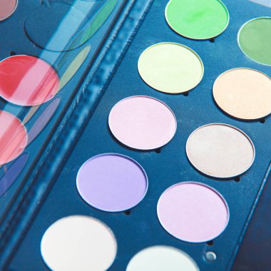 Makyaj fırçaları ve makyaj masasında göz farı var.