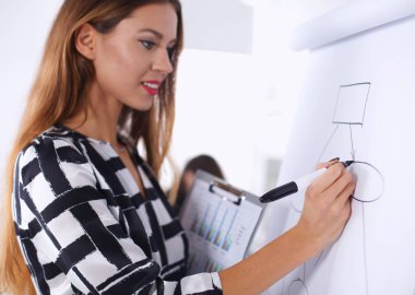 Gemide yazma klasörü olan kadın