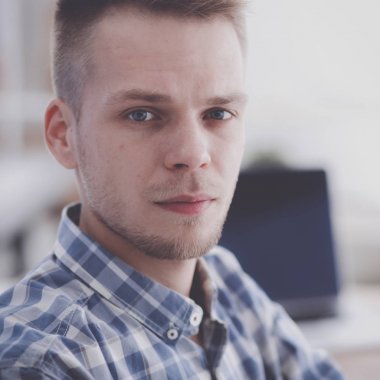 Genç işadamı ofiste masa oturarak çalışma