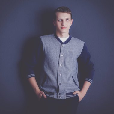 Beyaz arka planda izole edilmiş genç bir adamın portresi