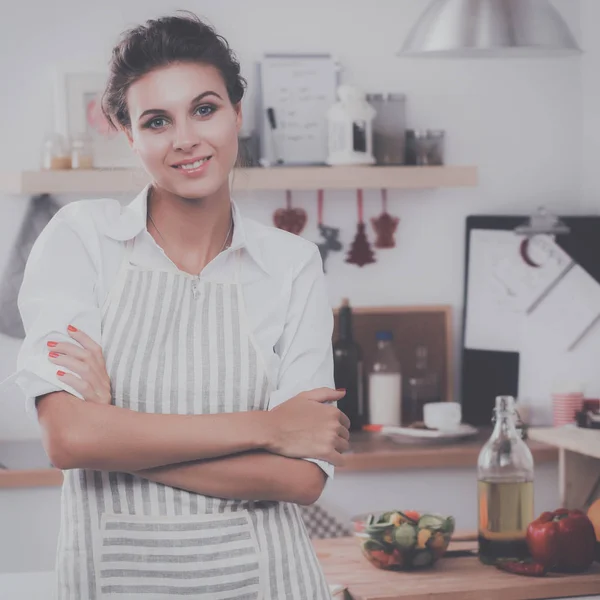 Mosolygó fiatal nő áll a konyhában — Stock Fotó