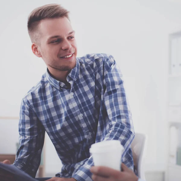 Zakenmensen praten over een vergadering op kantoor — Stockfoto