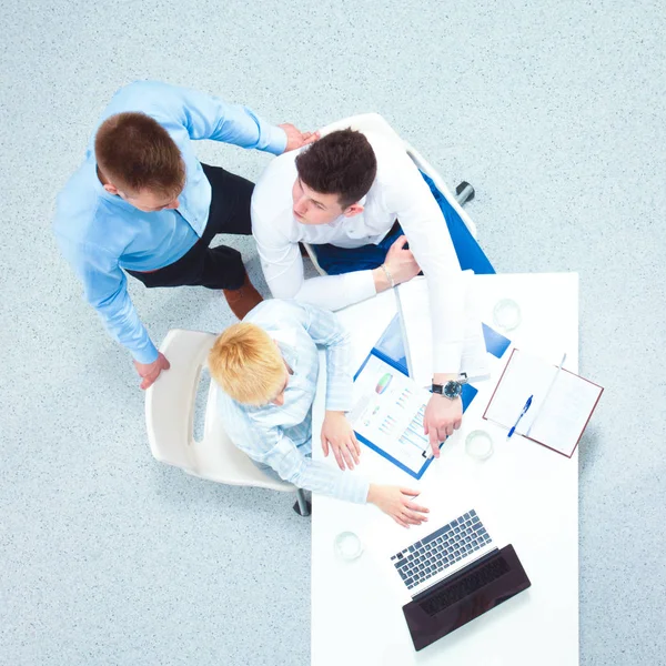 Gente de negocios sentada y discutiendo en la reunión de negocios, en la oficina — Foto de Stock