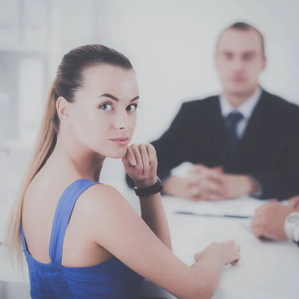 Zakenmensen zitten en discussiëren op zakelijke bijeenkomst, in functie — Stockfoto