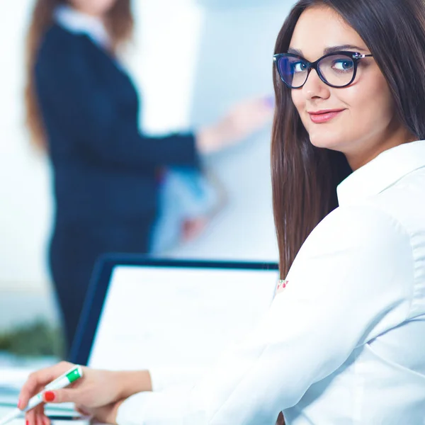 Gente de negocios sentada y discutiendo en la reunión de negocios, en la oficina —  Fotos de Stock