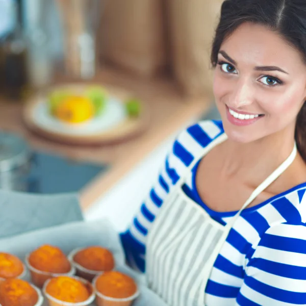 Donna sta facendo torte in cucina — Foto Stock