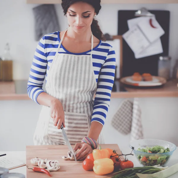 Femme fait des gâteaux dans la cuisine — Photo