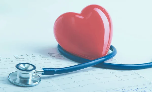 Czerwone serce i stetoskop na biurko — Zdjęcie stockowe