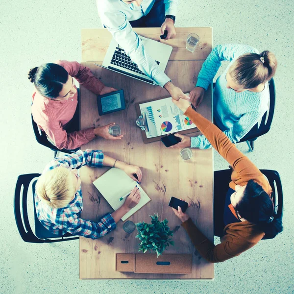 Empresários sentados e a discutir na reunião de negócios, no escritório — Fotografia de Stock