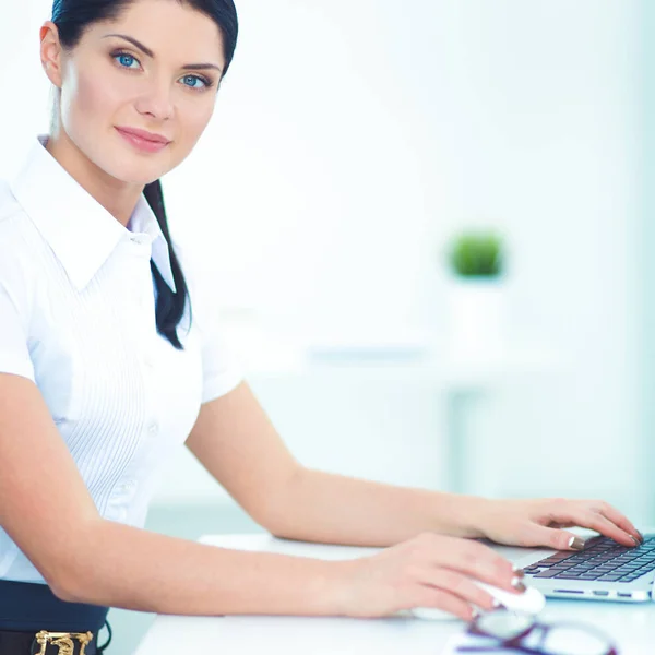 Aantrekkelijke zakenvrouw zit op het bureau in het kantoor — Stockfoto