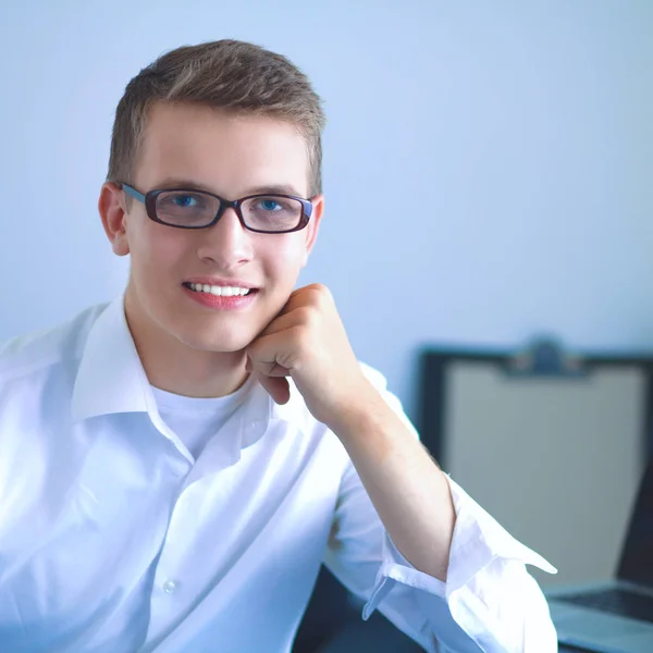 Jonge zakenman werken in office, permanent in de buurt van Bureau — Stockfoto