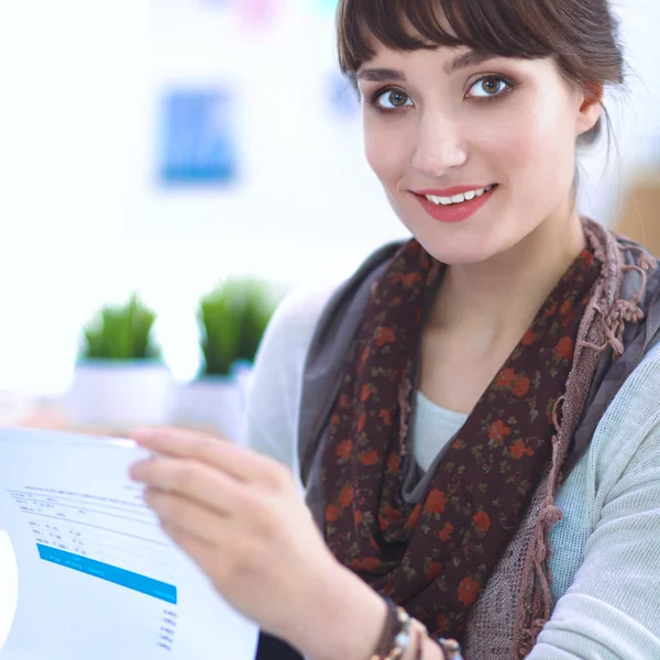 Porträt einer attraktiven Modedesignerin am Schreibtisch — Stockfoto