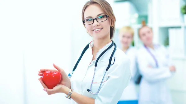 Ärztin mit Stethoskop hört zu, isoliert auf weißem Hintergrund — Stockfoto