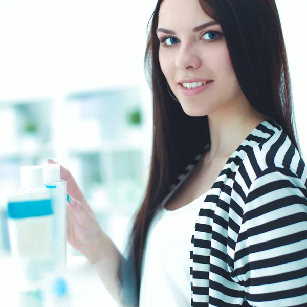 Beautiful young woman in shop — Stock Photo, Image