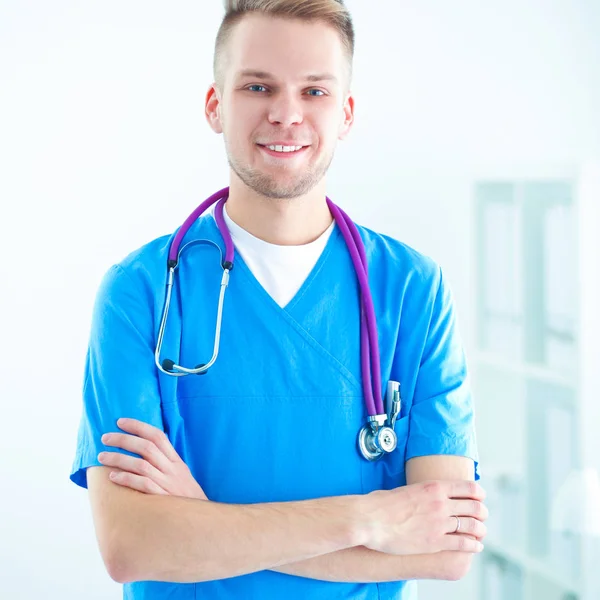 Läkare med stetoskop, på vit bakgrund — Stockfoto