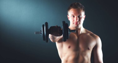 yakışıklı kaslı adam dumbell ile çalışma dışarı