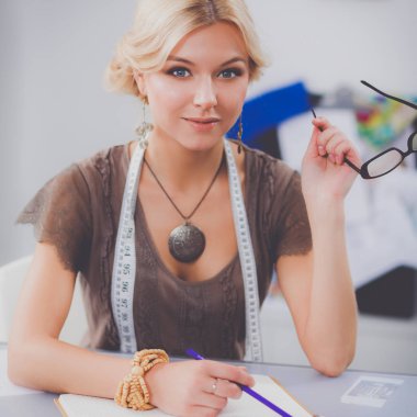 Stüdyoda çalışan genç moda tasarımcısı.