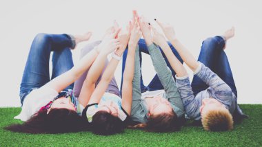 AI ellerinde ile arkadaş grubu