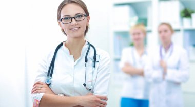 Kadın doktor hastanede dosyayla bekliyor.