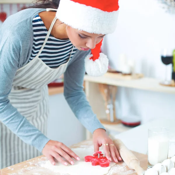 Heureuse jeune femme souriante heureuse de s'amuser avec les préparatifs de Noël portant le chapeau de Père Noël — Photo