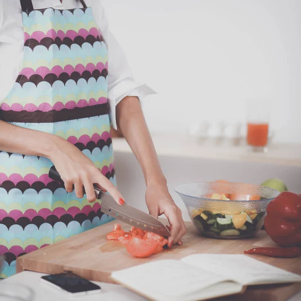Mosolygó fiatal nő készül a saláta, a konyhában — Stock Fotó