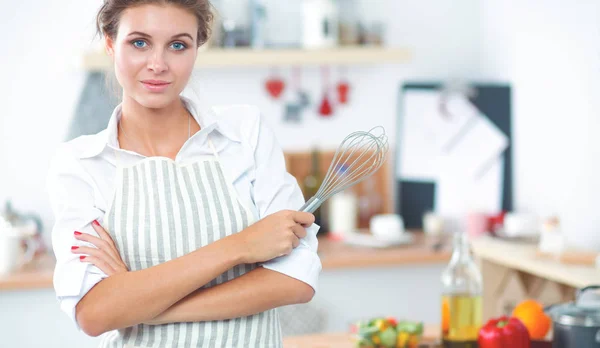 Souriant jeune femme dans la cuisine, debout sur le fond de Noël — Photo