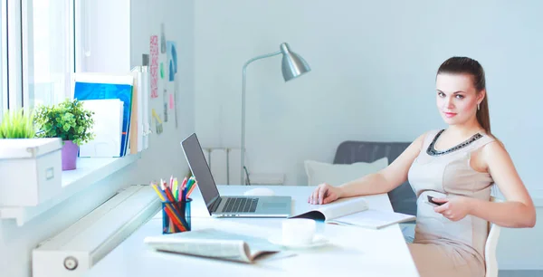 Vrouw met documenten op het bureau en laptop — Stockfoto