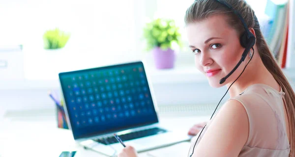 Mulher com documentos sentados na mesa e laptop — Fotografia de Stock