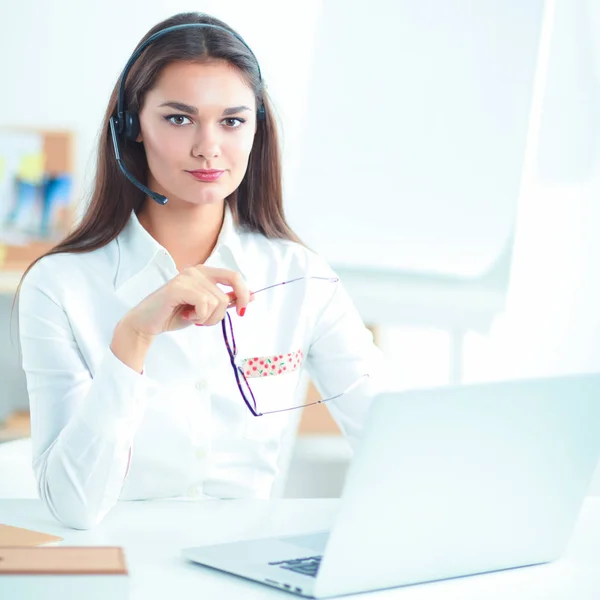 Jolie femme d'affaires assise sur le bureau dans le bureau — Photo