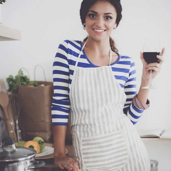 Aantrekkelijke vrouw bereidt eten in de keuken — Stockfoto