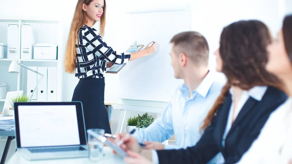 Zakenmensen zitten en discussiëren op zakelijke bijeenkomst, in functie — Stockfoto