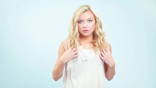 Jonge vrouw permanent, geïsoleerd op grijze achtergrond — Stockfoto