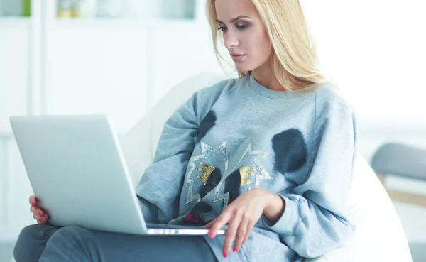 Jovem mulher bonita usando um computador portátil em casa — Fotografia de Stock