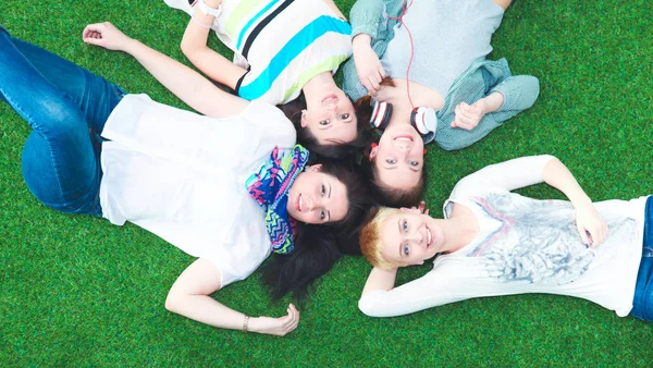 Photo de trois femmes assises sur l'herbe en regardant — Photo